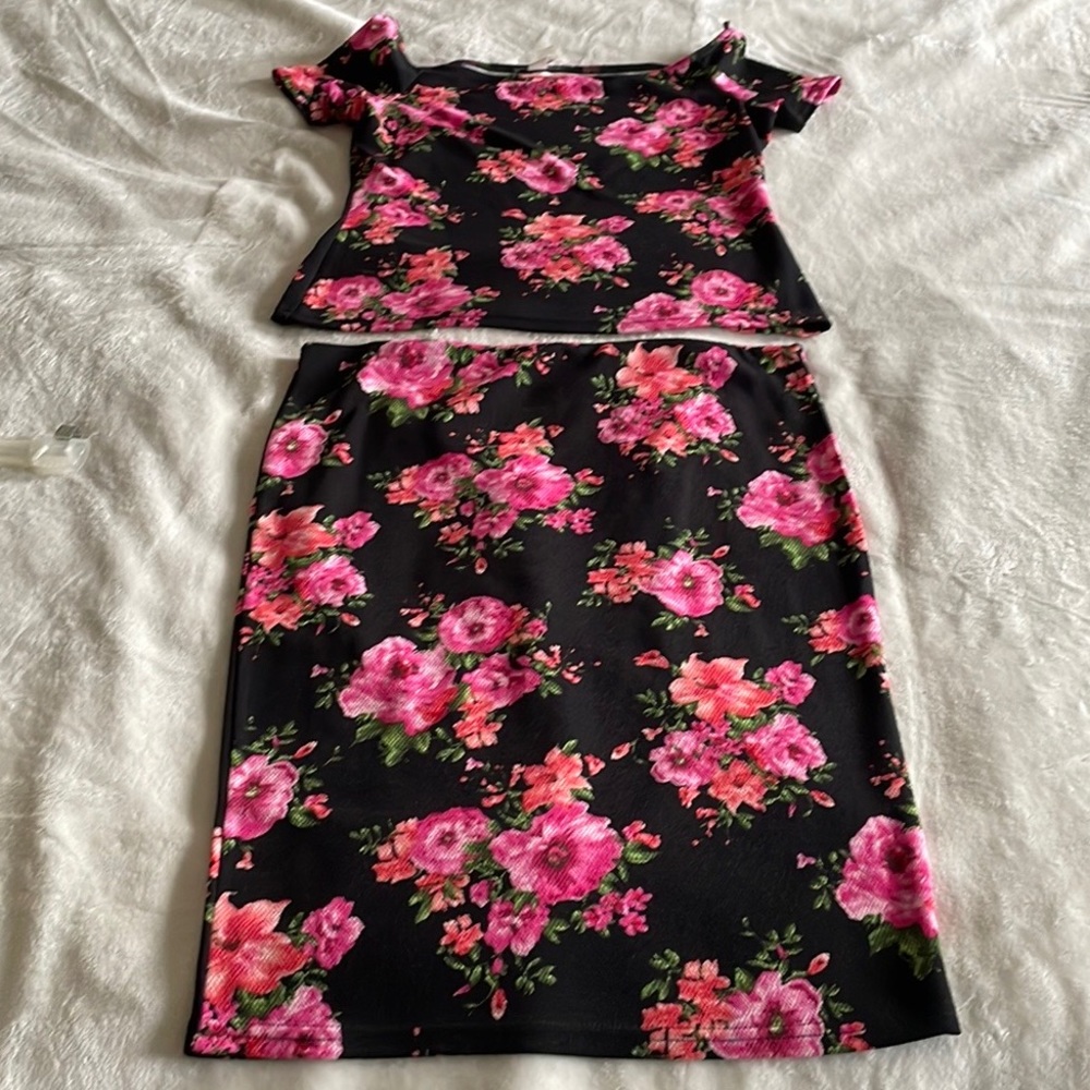 Suzy Shier foral outfit